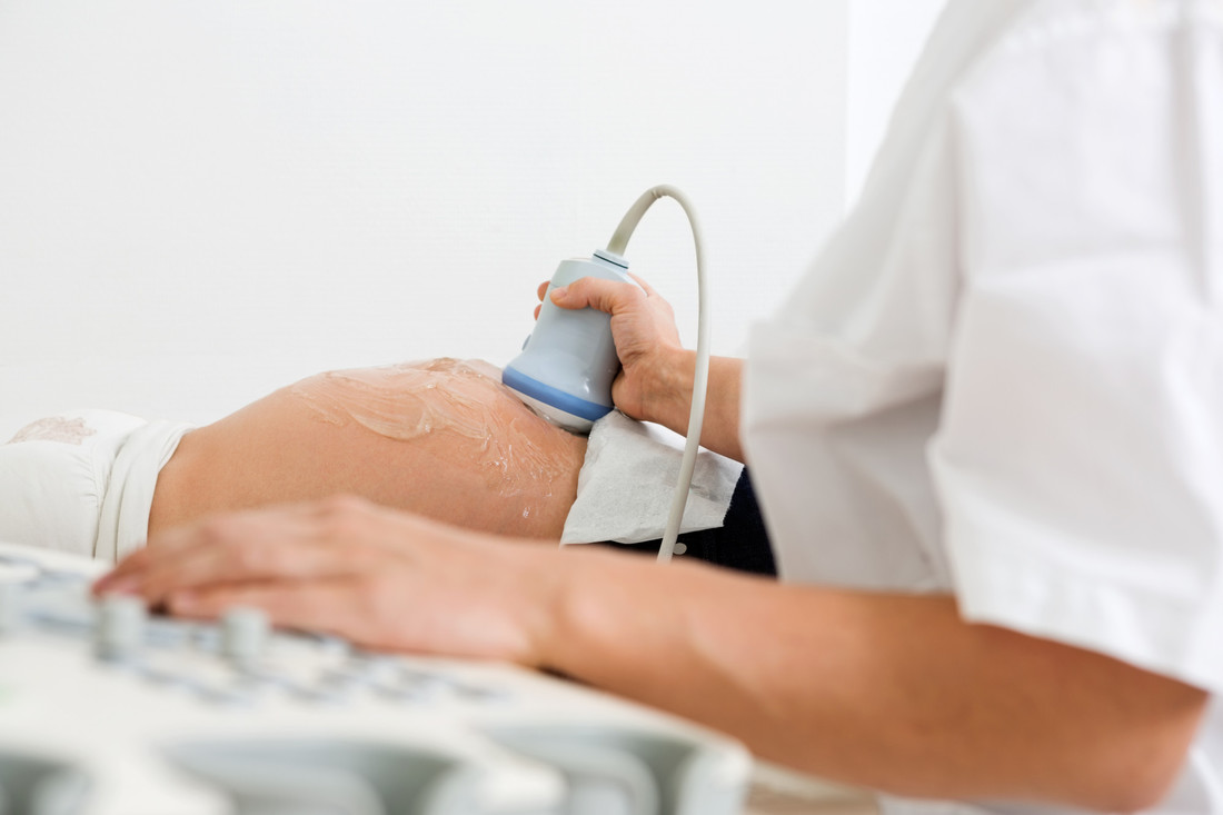 RS5294_sy_doctor_examining_pregnant_belly_sh_154747631_clean_2015-scr
